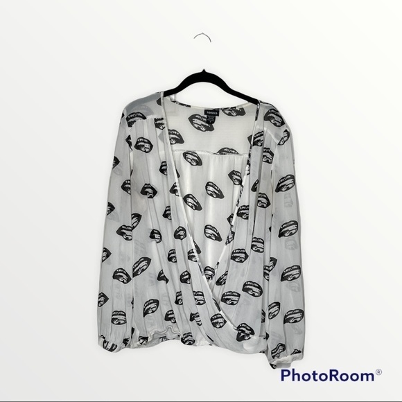 TORRID Lips Printed Surplice Top, Size 0/Large - Picture 2 of 7